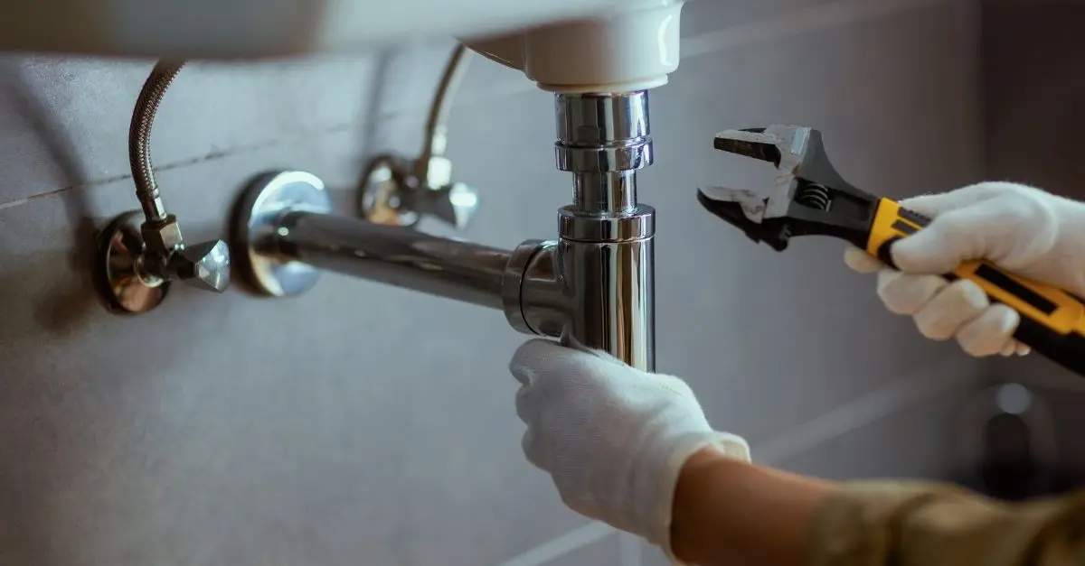 Fontanero de urgencias reparando una avería de agua en una vivienda de Badalona