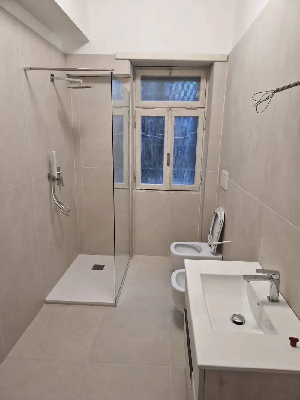 Baño reformado con plato de ducha y mampara