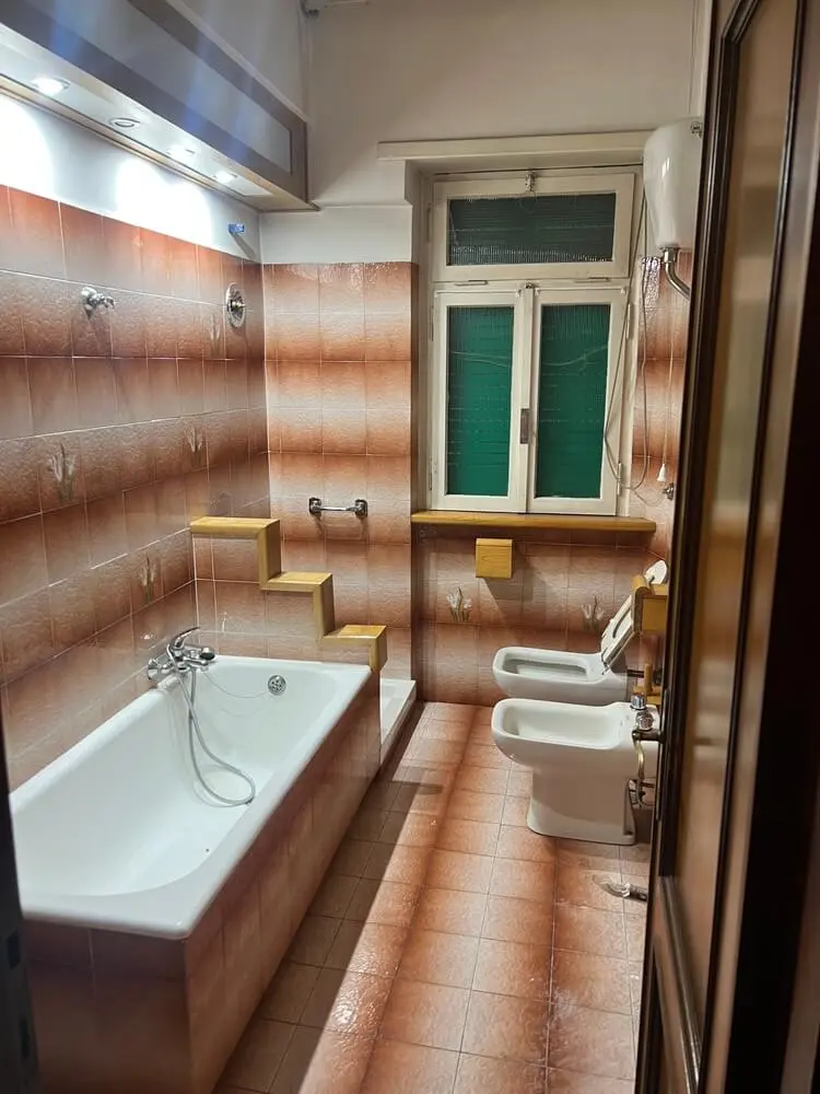 Antes de reforma de baño con bañera antigua