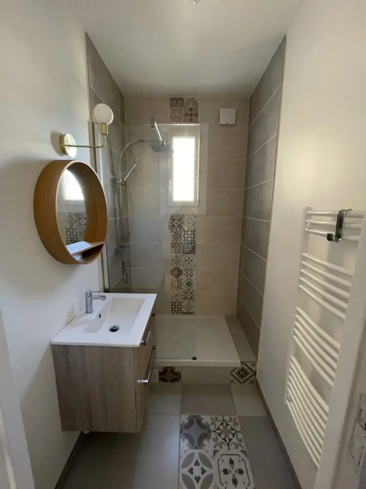 Reforma de baño con plato de ducha en Badalona