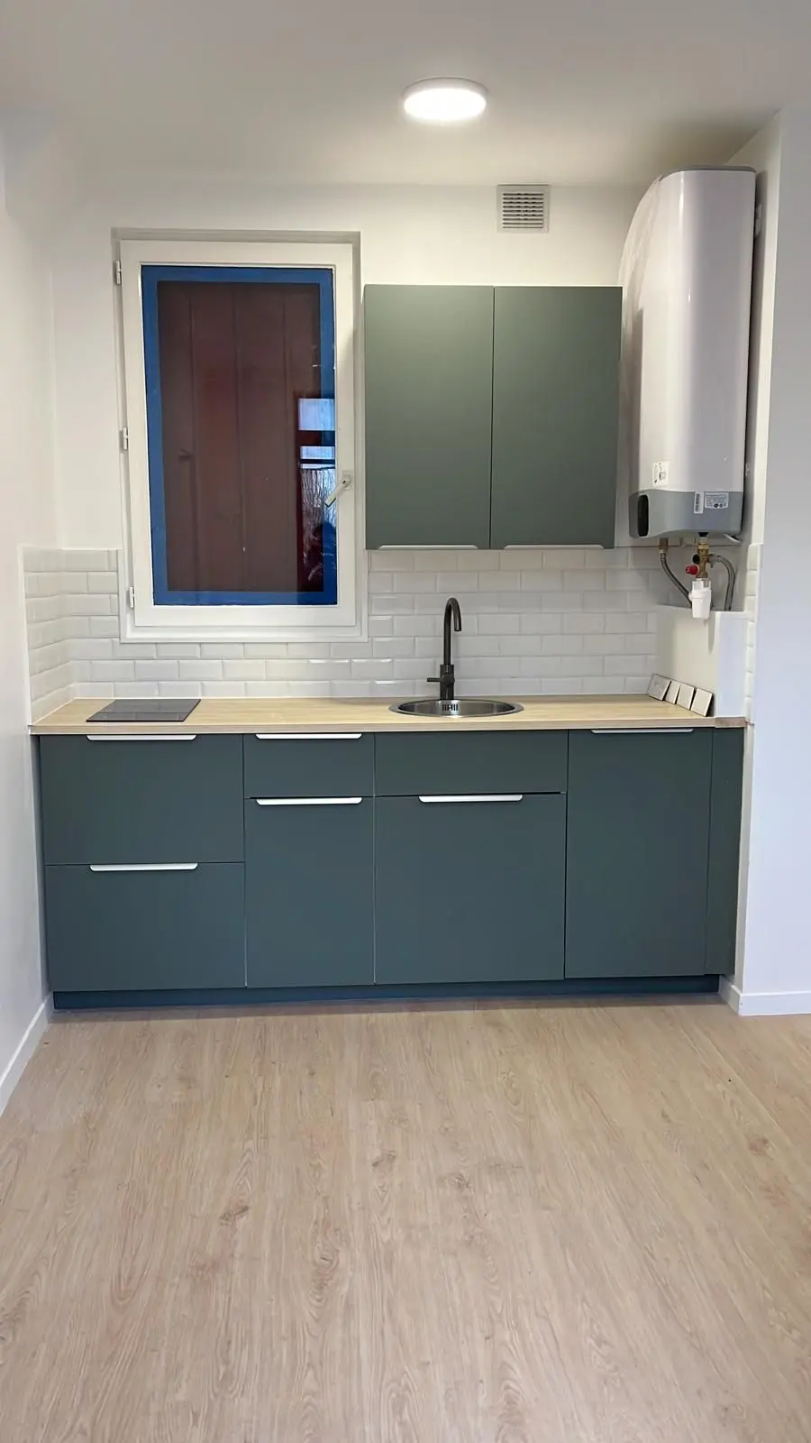 Cocina reformada con muebles a medida y nueva fontanería