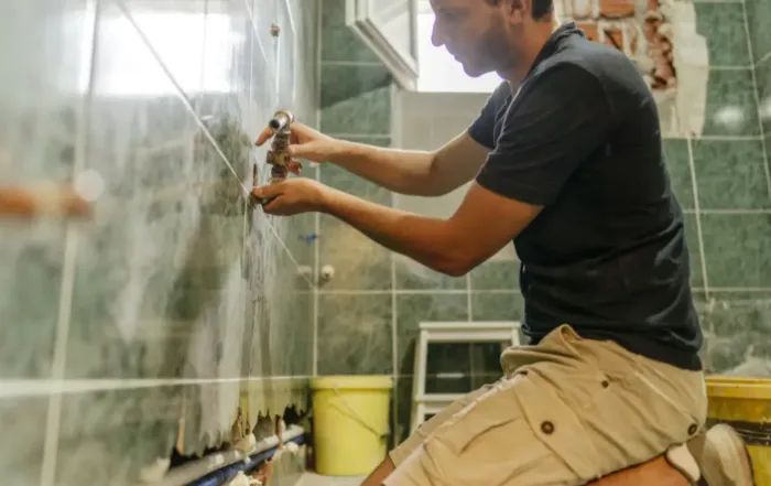 Reforma de baño moderna en Badalona con azulejos y grifería de calidad