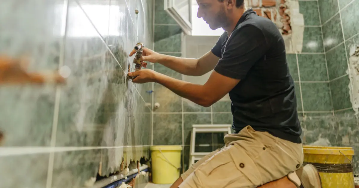 Reforma de baño moderna en Badalona con azulejos y grifería de calidad